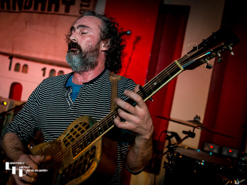 King Size Slim on vocals & guitar
