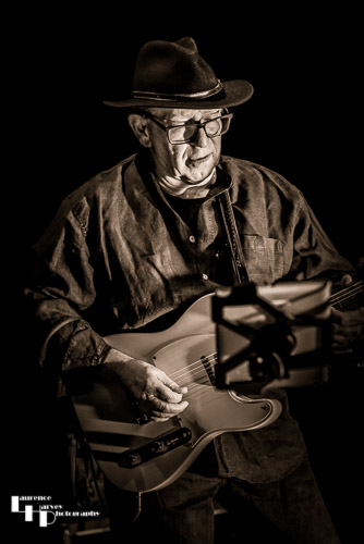 Derik Timms on guitar & vocals