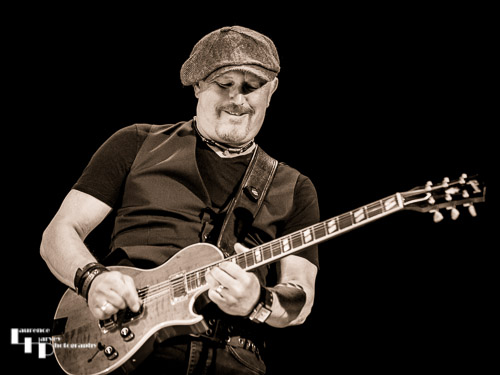 Steve Birkett on lead guitar