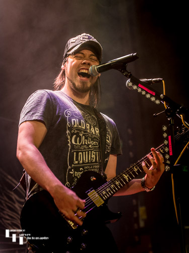 Rich Moss on vocals & backing guitar