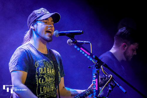 Rich Moss on vocals & backing guitar