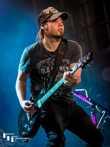 Rich Moss on vocals & backing guitar