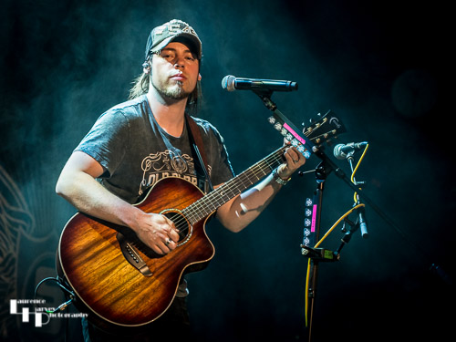 Rich Moss on vocals & backing guitar