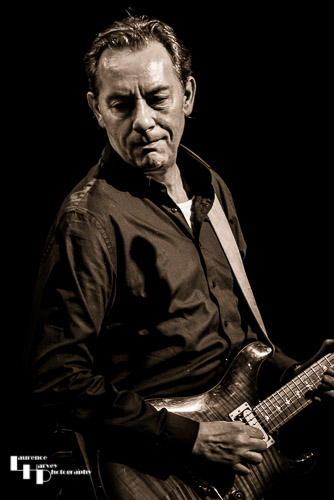 Loz Netto on guitar