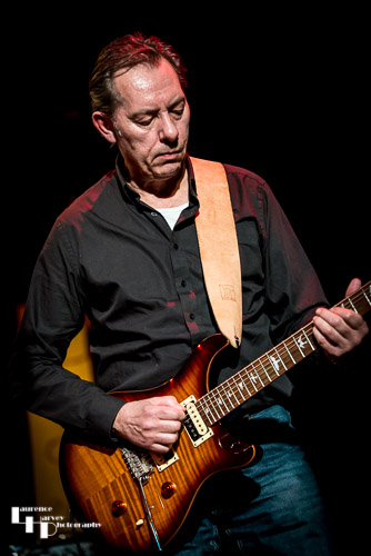 Loz Netto on guitar