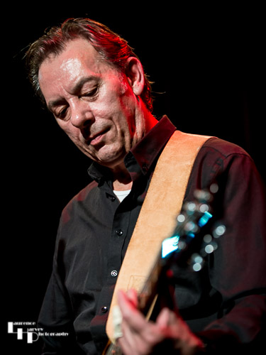 Loz Netto on guitar