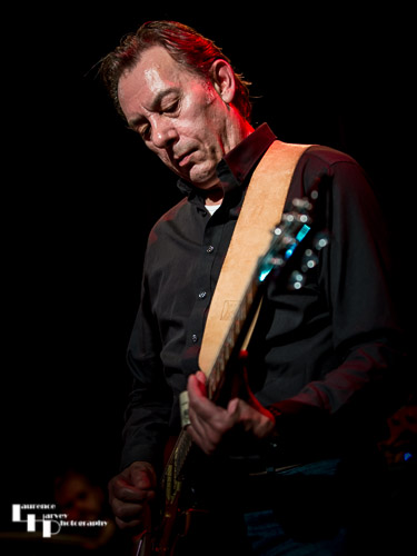 Loz Netto on guitar