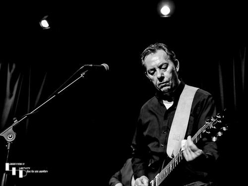 Loz Netto on guitar