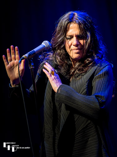 Sari Schorr on vocals