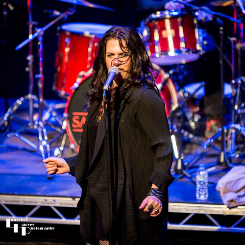 Sari Schorr on vocals