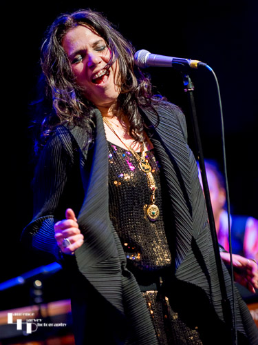 Sari Schorr on vocals