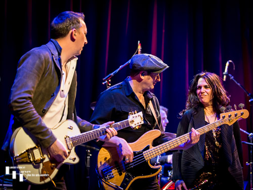 Sari Schorr on vocals, Ash Wilson on guitar & Mat Beable on bass