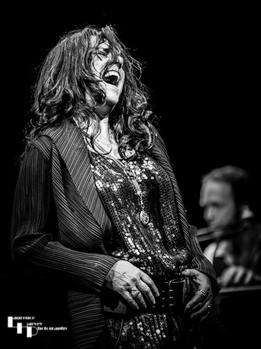 Sari Schorr on vocals