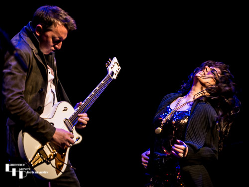 Sari Schorr on vocals & Ash Wilson on guitar