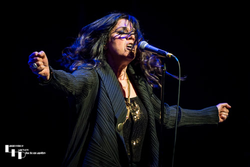 Sari Schorr on vocals