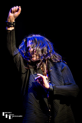 Sari Schorr on vocals
