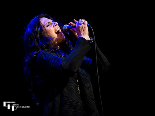 Sari Schorr on vocals