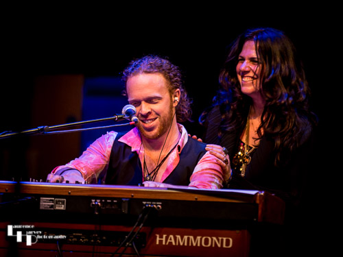 Sari Schorr on vocals & Bob Fridzema on keys