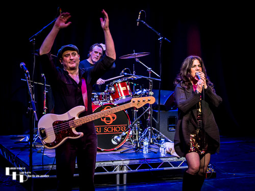 Sari Schorr on vocals & Mat Beable on bass