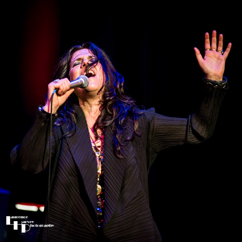 Sari Schorr on vocals