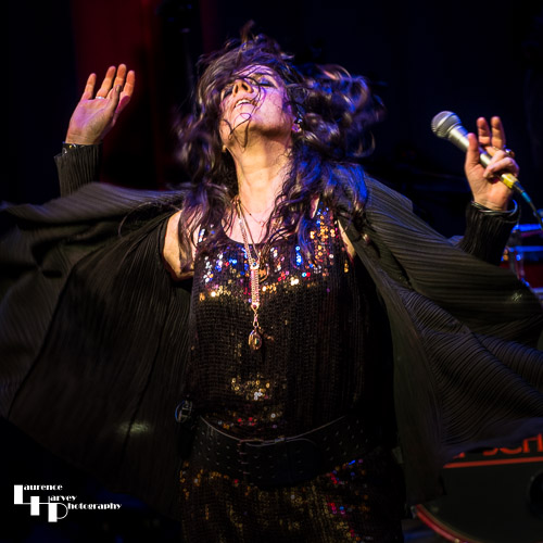 Sari Schorr on vocals