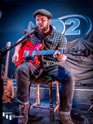 Tom Malachowski on guitar & vocals