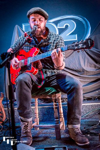 Tom Malachowski on guitar & vocals