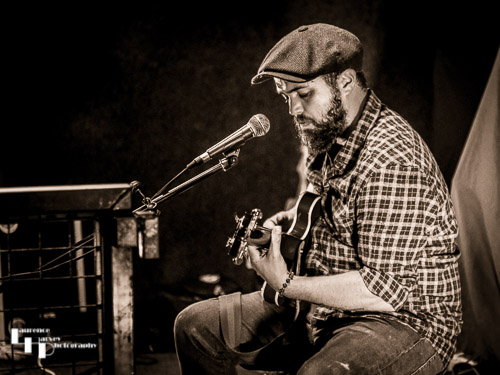 Tom Malachowski on guitar & vocals