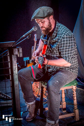 Tom Malachowski on guitar & vocals