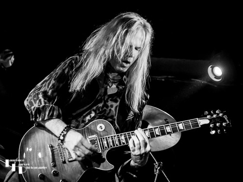 Adrian Vandenberg on guitar