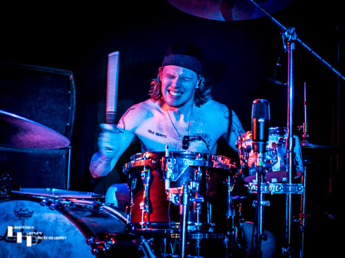 Mart Nijen Es on drums