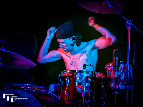 Mart Nijen Es on drums