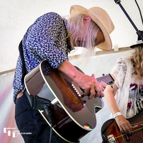 Kimberley Rew & Lee Cave-Berry: Lee on acoustic guitar & vocals