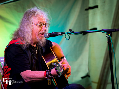 Dave Thomas on acoustic guitar & vocals
