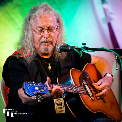 Dave Thomas on acoustic guitar & vocals