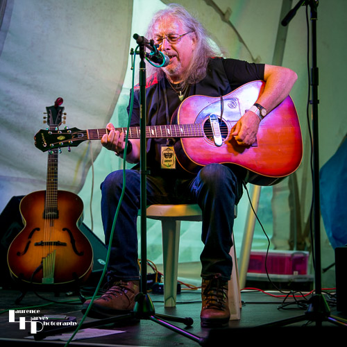Dave Thomas on acoustic guitar & vocals