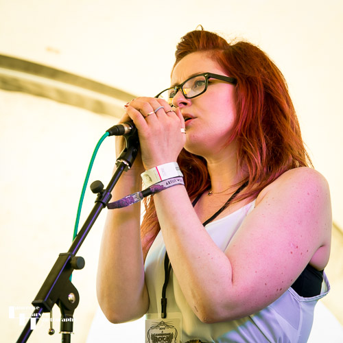 Dodobones: Robbyn Snow on vocals