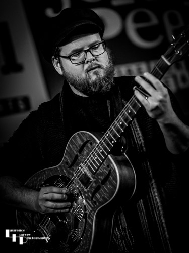 Mark ‘Boweevil’ Howes on guitar