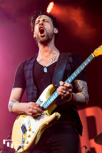 Dan Patlansky on vocals & guitar