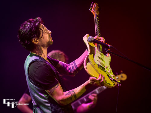 Dan Patlansky on vocals & guitar