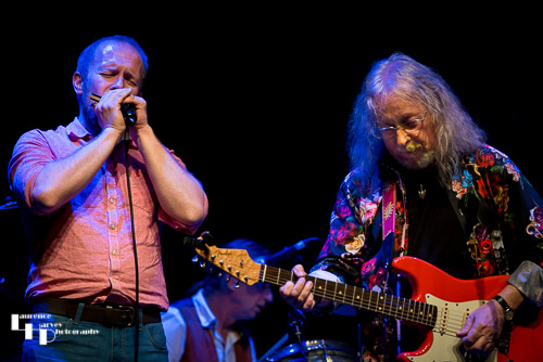 Dave Thomas on guitar & vocals, Gareth Tucker on harmonica