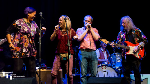 Dave Thomas on guitar, Gareth Tucker on harmonica & guest vocalists Jess & Sonia