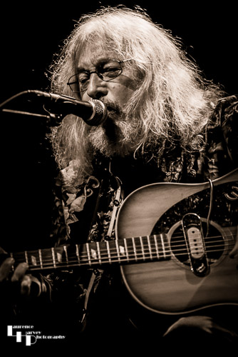 Dave Thomas on vocals & guitar