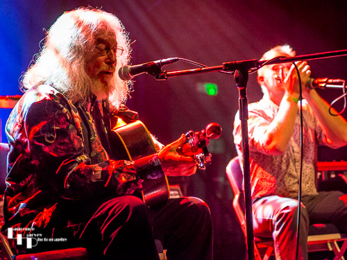 Dave Thomas on vocals & guitar