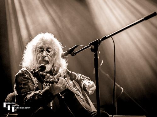Dave Thomas on vocals & guitar