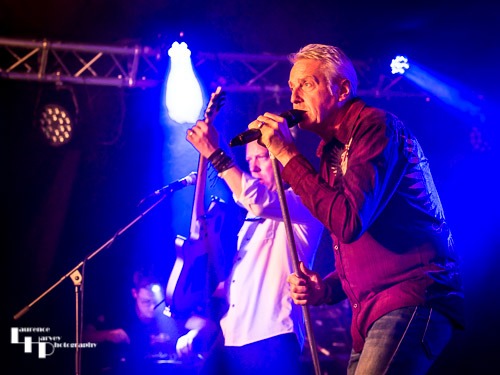 FM: Steve Overland on vocals & guitar
