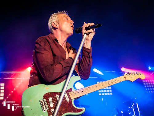 FM: Steve Overland on vocals & guitar