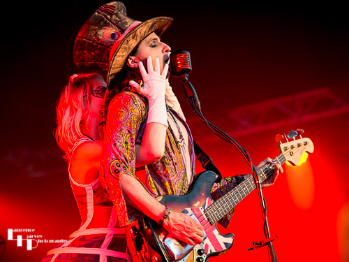 Franck Carducci (Band): Franck Carducci on bass & vocals, Mary Reynaud on vocals