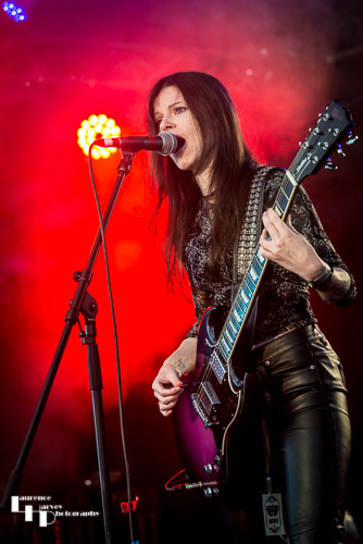 Häxan: Sam Bolderson on vocals & guitar
