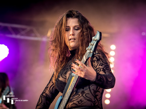 Häxan: Harriet Wadeson on bass